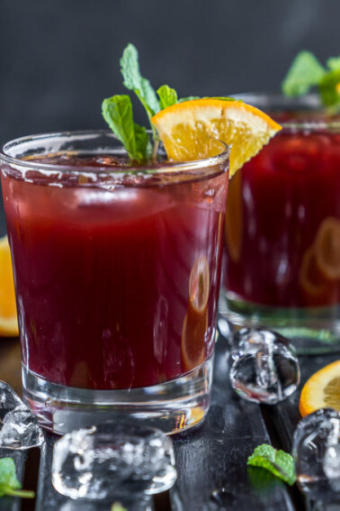 Cranberry & Orange Cocktails that are easy to make and perfect for New Year's Eve! #vegan #cocktail #cranberry #fall #winter #fresh #cocktail #easy #musttry